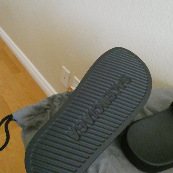 Brand New Balenciaga Pool Slide Flip-Flup Size 37 (US- 7) - Picture 5 of 7